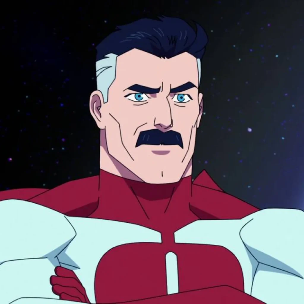 Uma imagem imponente de Omni-Man (Nolan Grayson) com seu traje vermelho e branco, capa longa e bigode icônico. Ele está com os braços cruzados e uma expressão séria e intimidadora, 